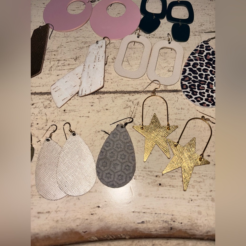 Set of 19 Nickel & Suede earrings. - Picture 7 of 16